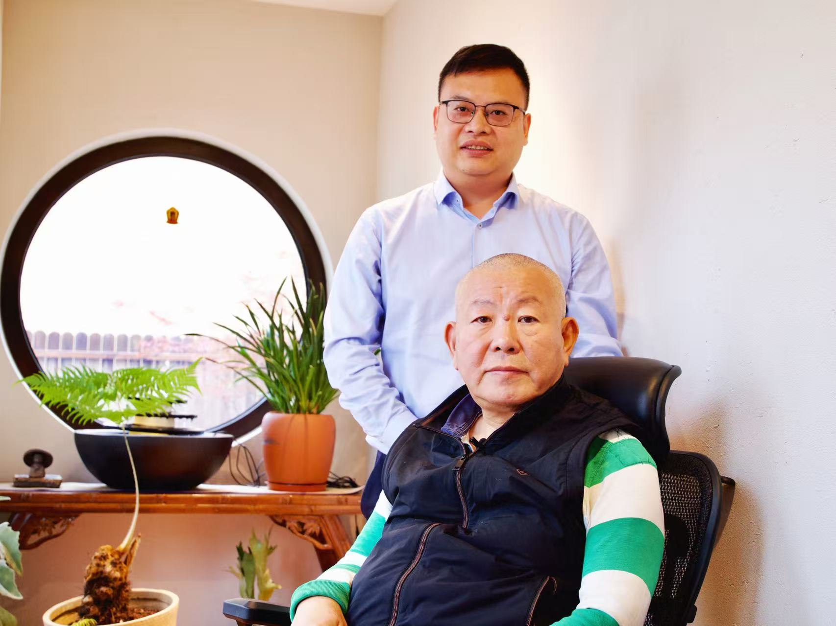 王刚老师与包政教授合影